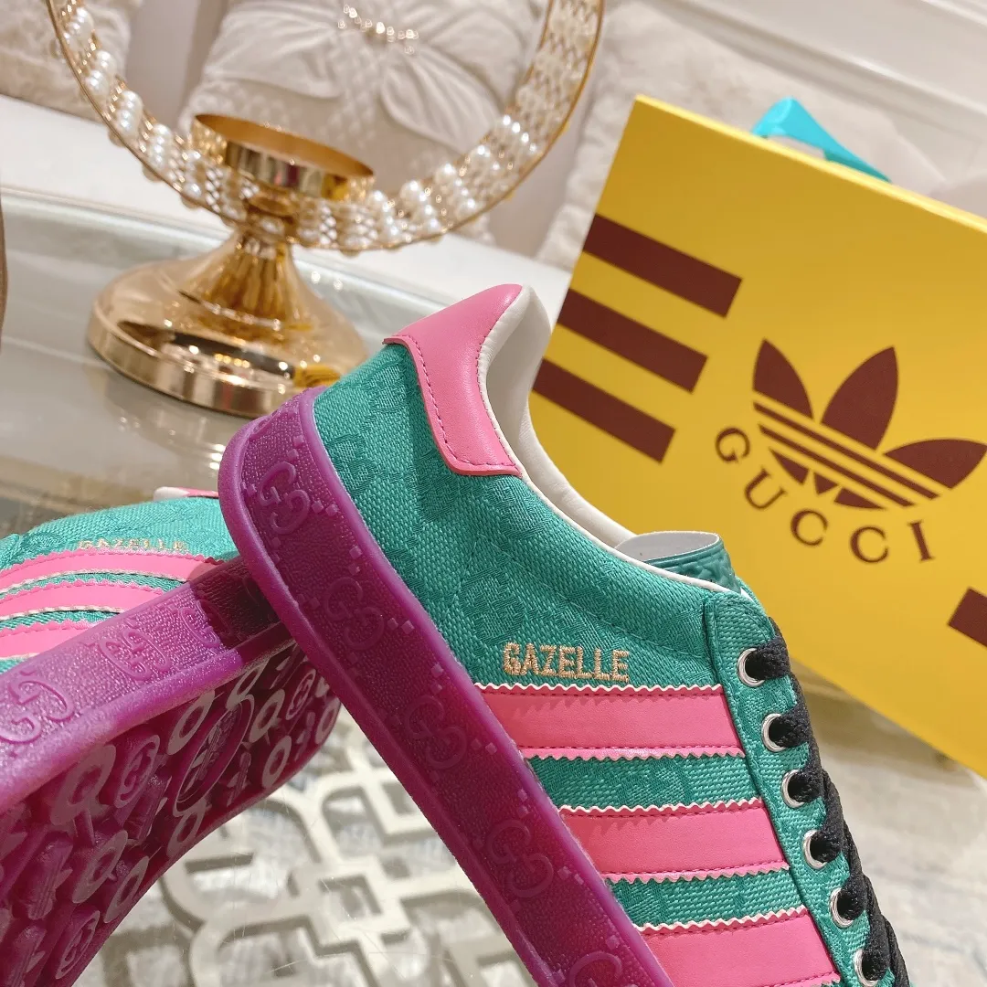 👟👟Ex-factory price 520👟👟Gucci&adidas joint limited edition couple's sneakers. A super nice joint casual sneaker with rich and bold colors! It showed everyone a completely different charm from the past! Combining retro style and youthful sports style to create a new aesthetic! Vitality yet stylish at the same time! ! Upper - made of cowhide, cowhide, cloth. Lining - sheepskin lining for foot pads. Sole - original open-molded beef tendon non-slip and wear-resistant outsole. Size: 35-47 (couple style)